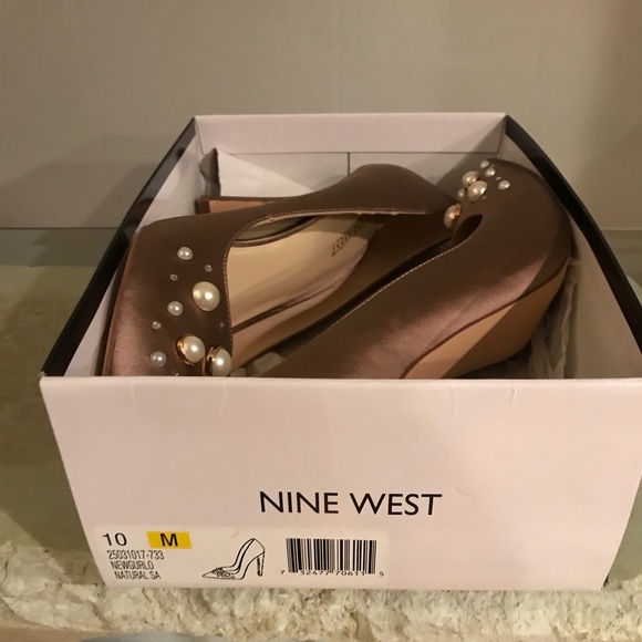 BRAND NEW: Ballet Satin Pointy Toe Pump!! - Picture 2 of 4